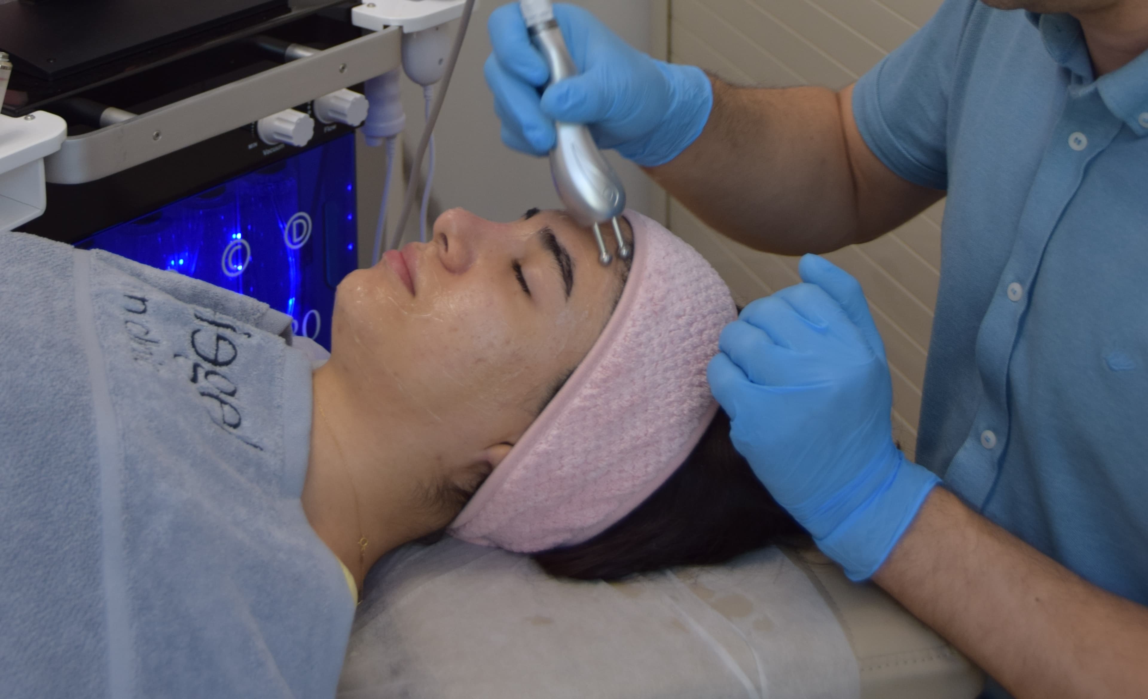 Soin de radiofréquence RF le long des contours du visage pour raffermir la peau et stimuler le collagène